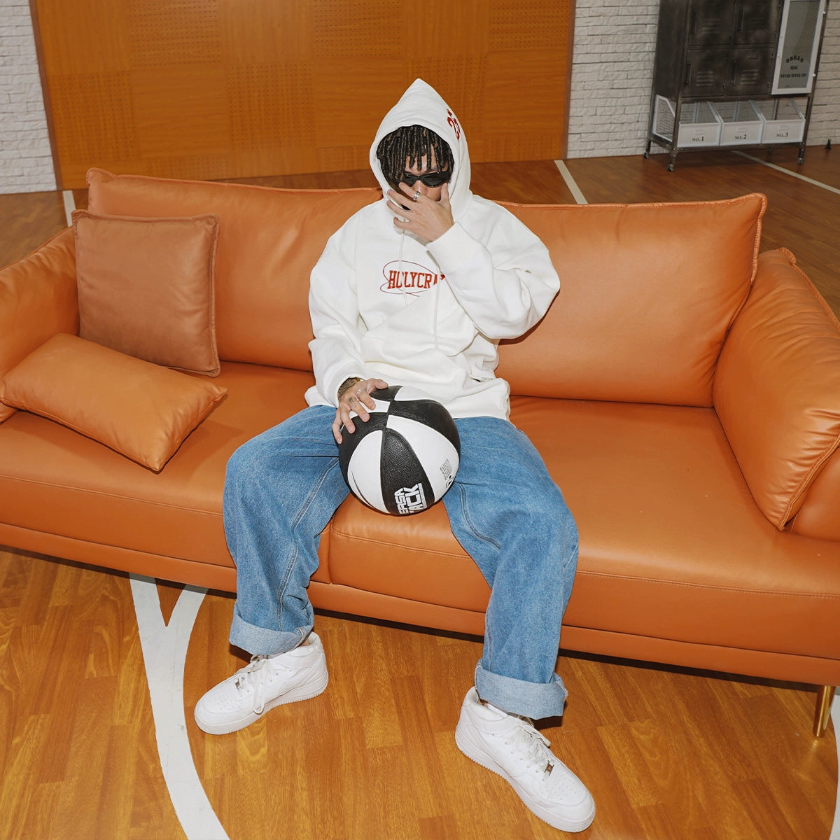 HOODIES & SWEATSHIRTS