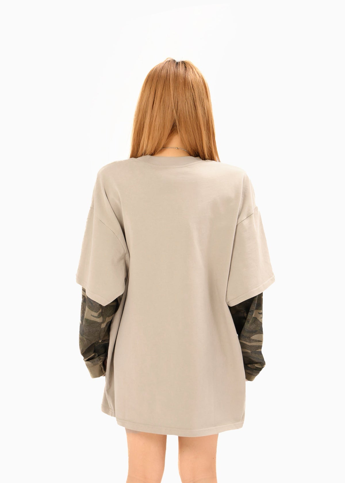 Camiseta gráfica desgastada con mangas de camuflaje superpuestas Madxmarx
