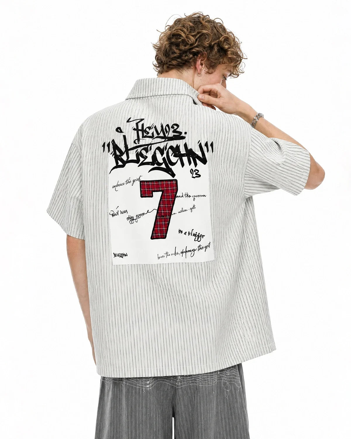Chemise à manches courtes rayée avec patch graffiti
