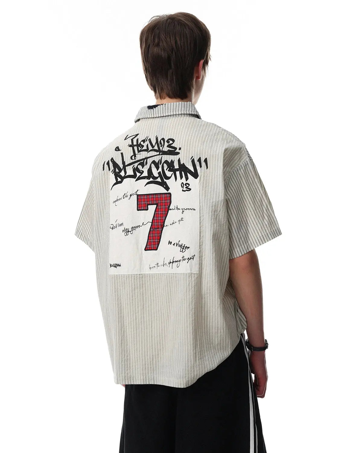 Chemise à manches courtes rayée avec patch graffiti