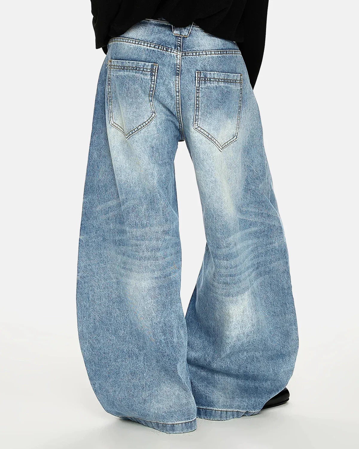 Jeans barrel con pinzas y efecto lavado ácido