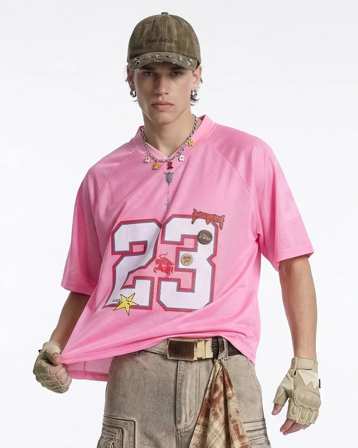 Camiseta de malla rosa con el número 23