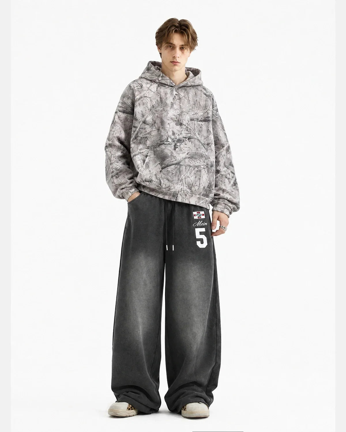 Pantalones deportivos de pierna ancha con estampado lavado