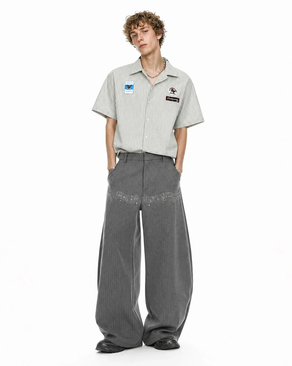 Chemise à manches courtes rayée avec patch graffiti