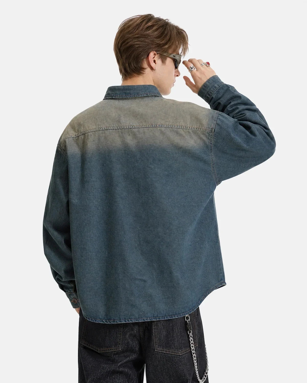Camisa de denim lavado con gráfico retro