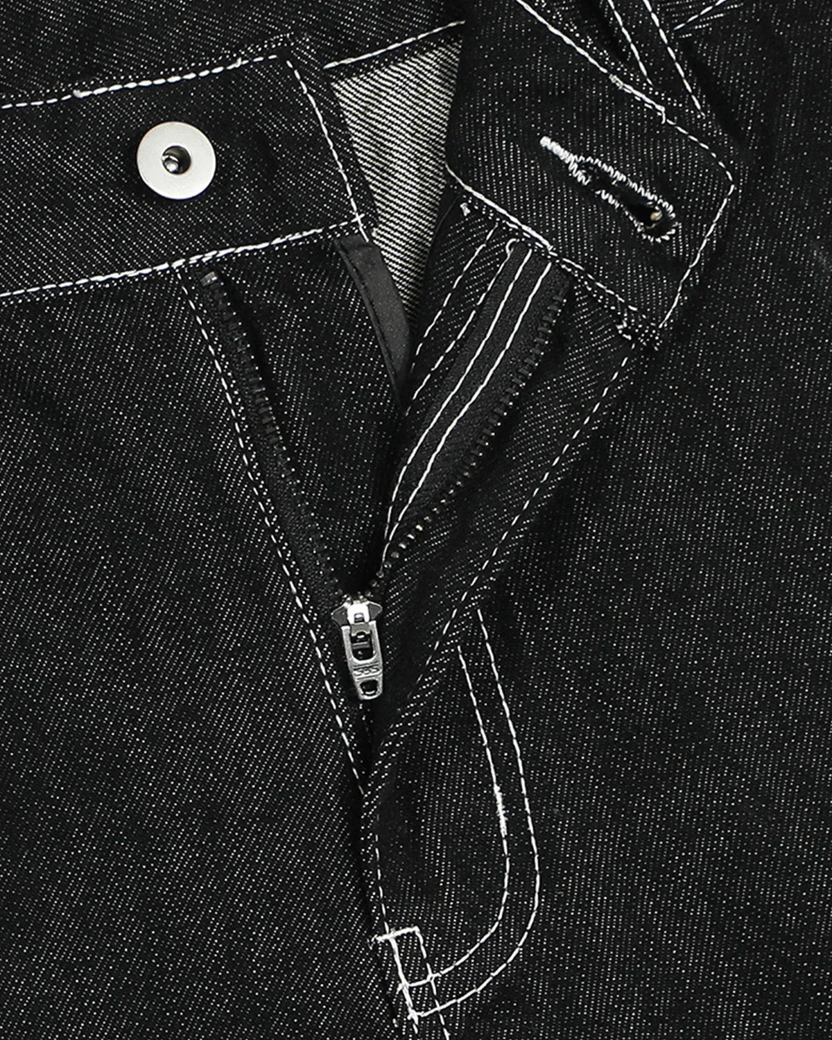 Short en jean cargo brut avec surpiqûres contrastantes