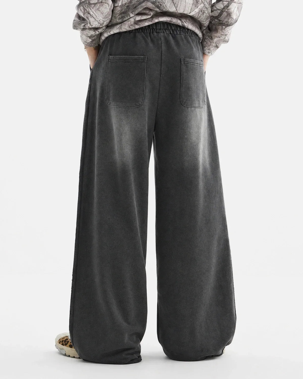 Pantalones deportivos de pierna ancha con estampado lavado