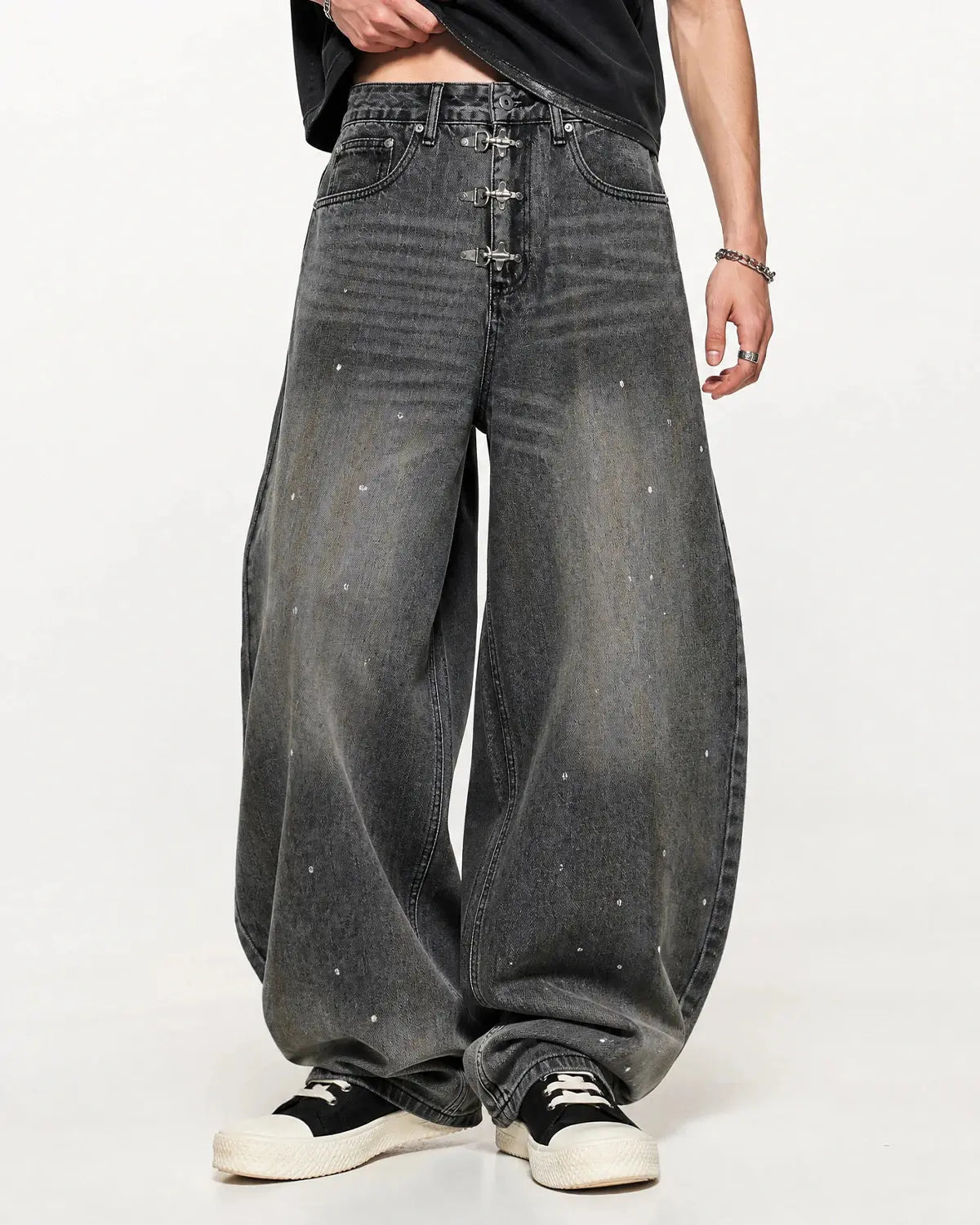 Metal Clasp Washed Barrel Jeans
