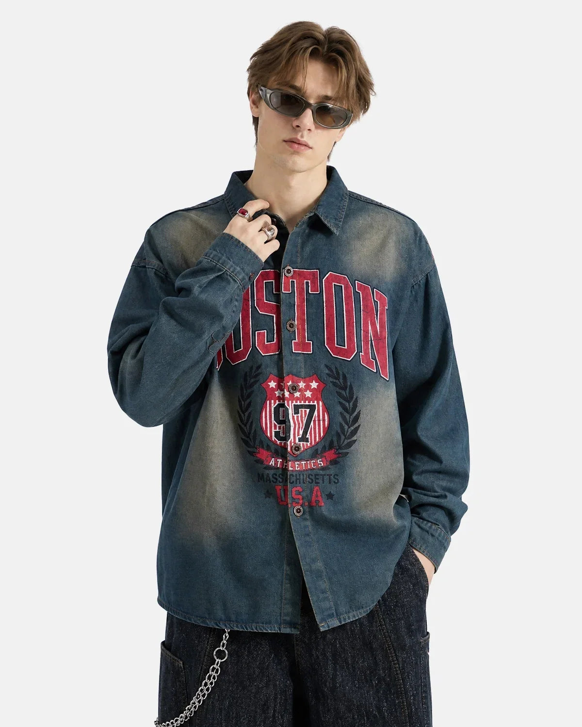 Camisa de denim lavado con gráfico retro