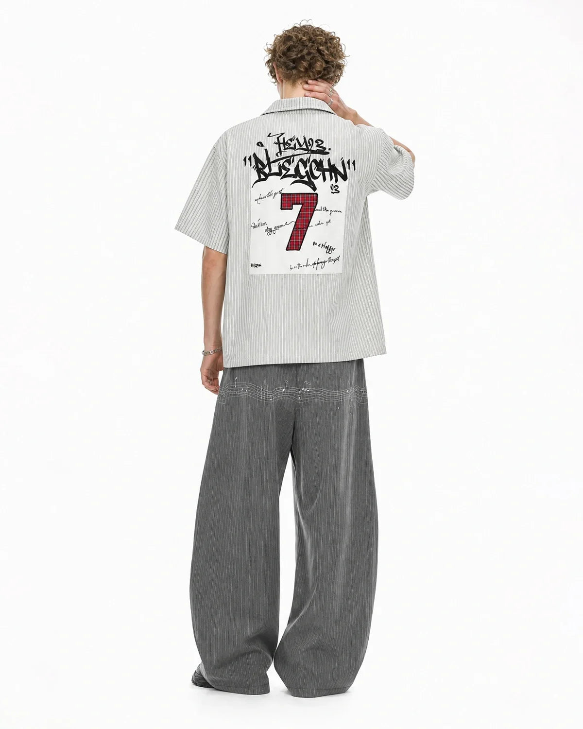 Chemise à manches courtes rayée avec patch graffiti