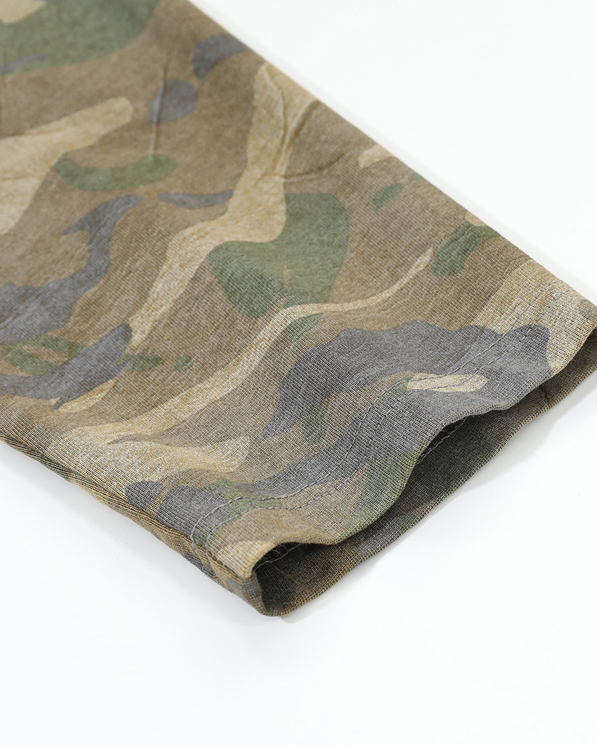 T-shirt graphique superposé à manches camouflage