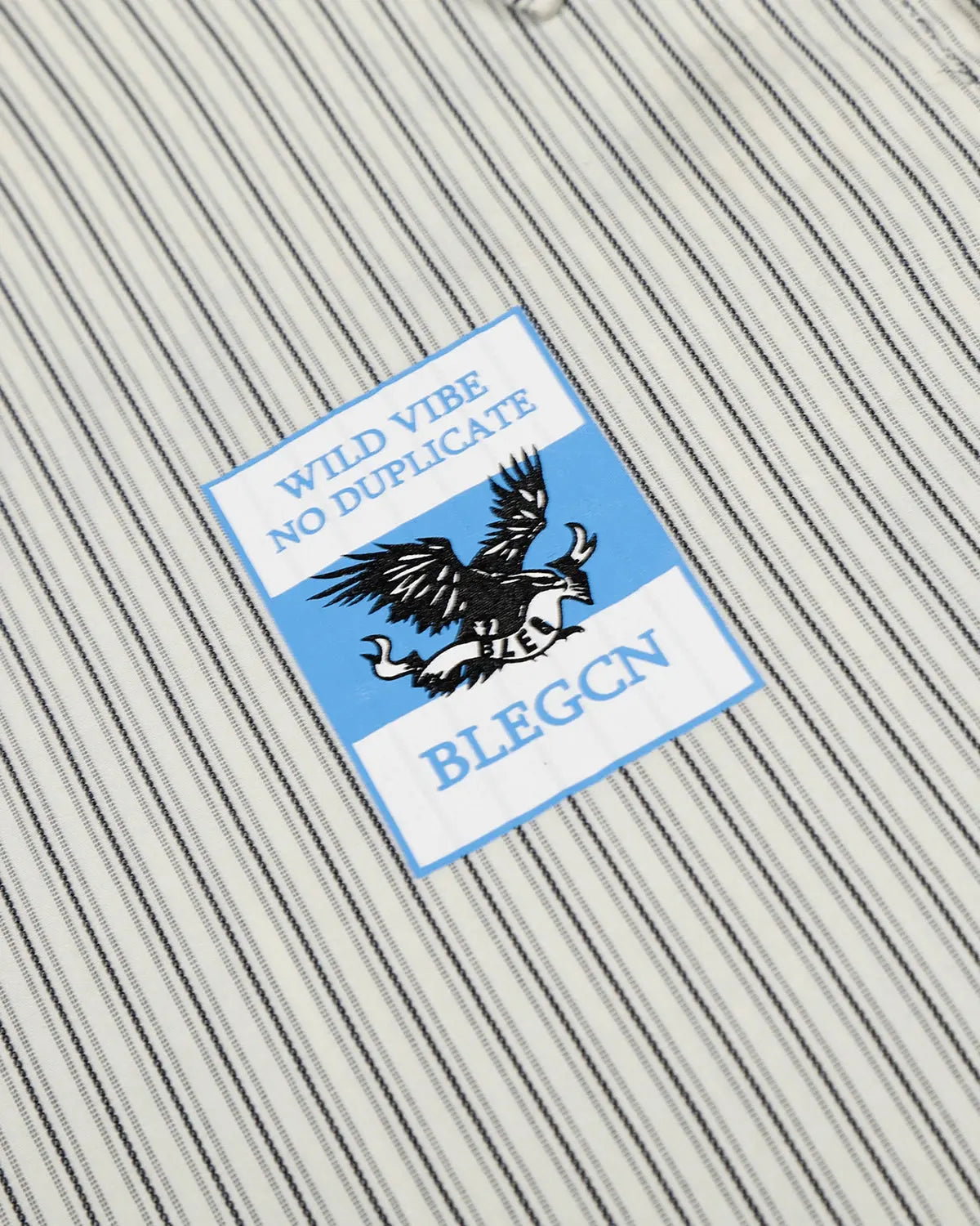 Chemise à manches courtes rayée avec patch graffiti