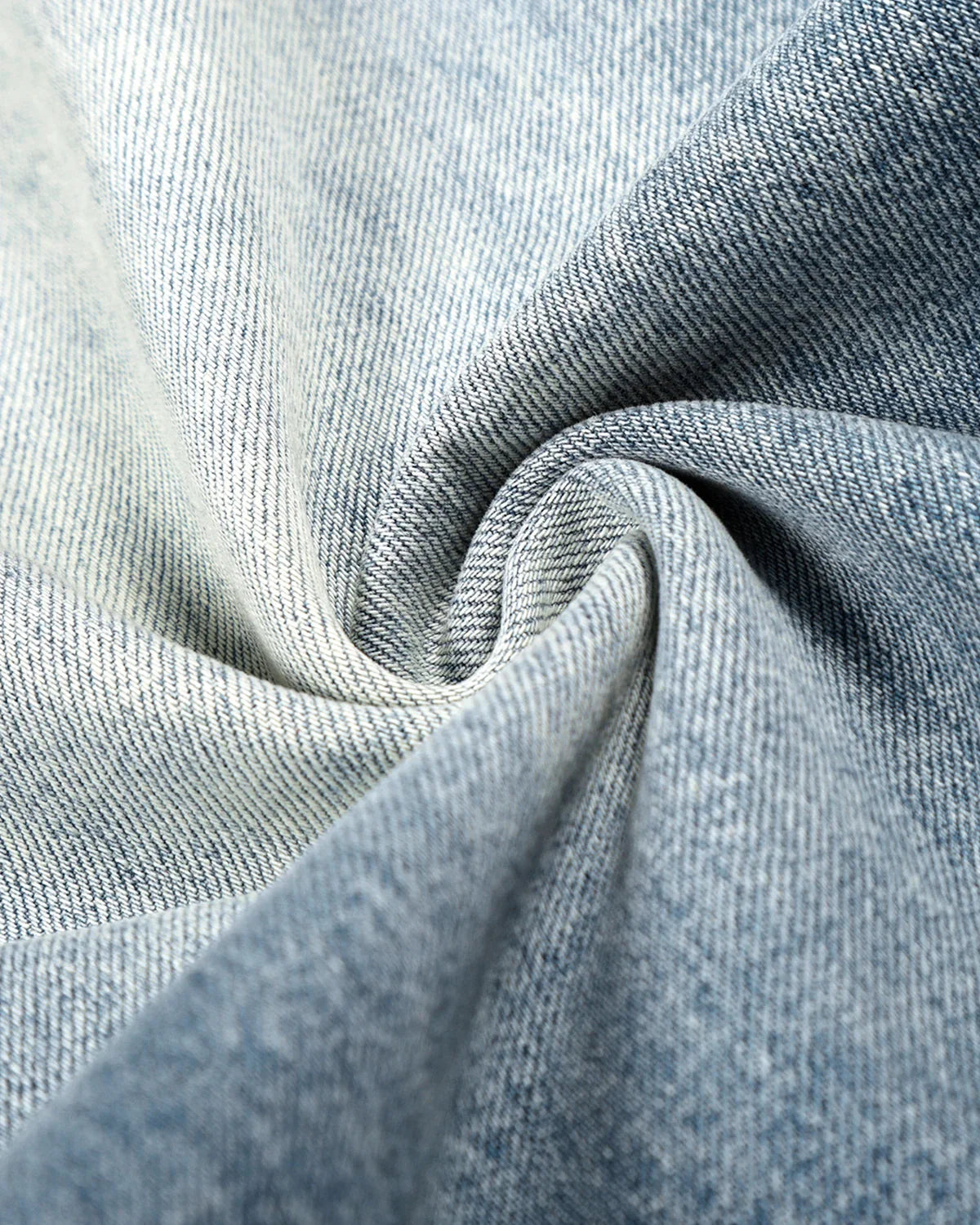 Jeans barrel con pinzas y efecto lavado ácido