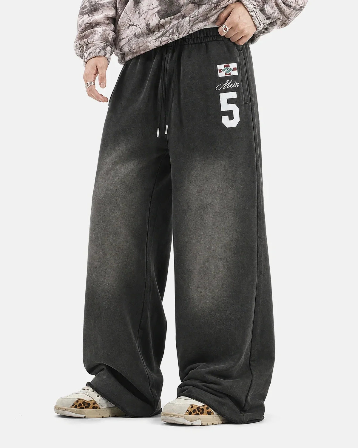 Pantalones deportivos de pierna ancha con estampado lavado