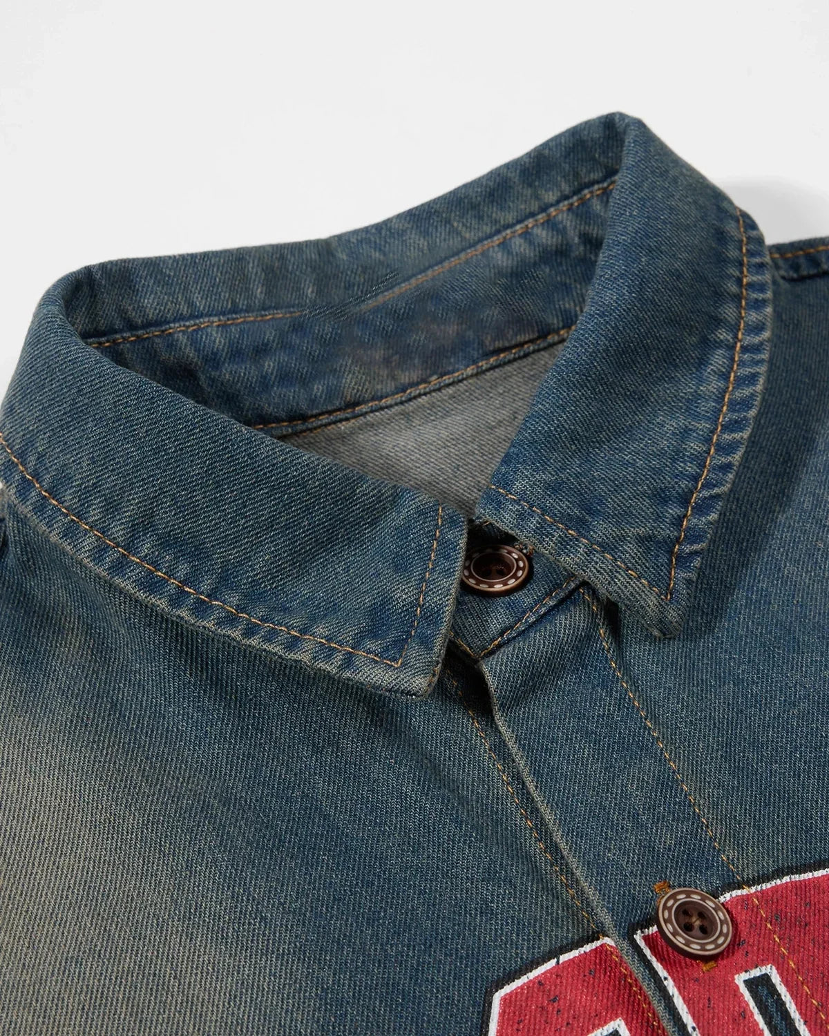Camisa de denim lavado con gráfico retro