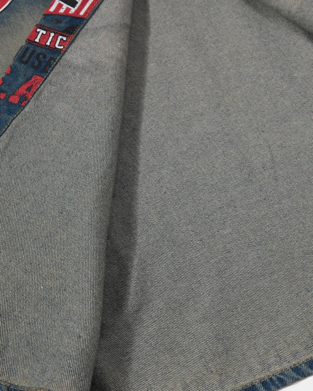 Camisa de denim lavado con gráfico retro