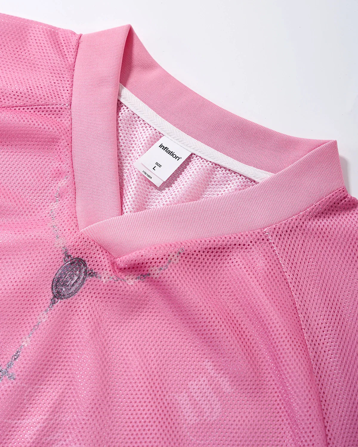 Camiseta de malla rosa con el número 23