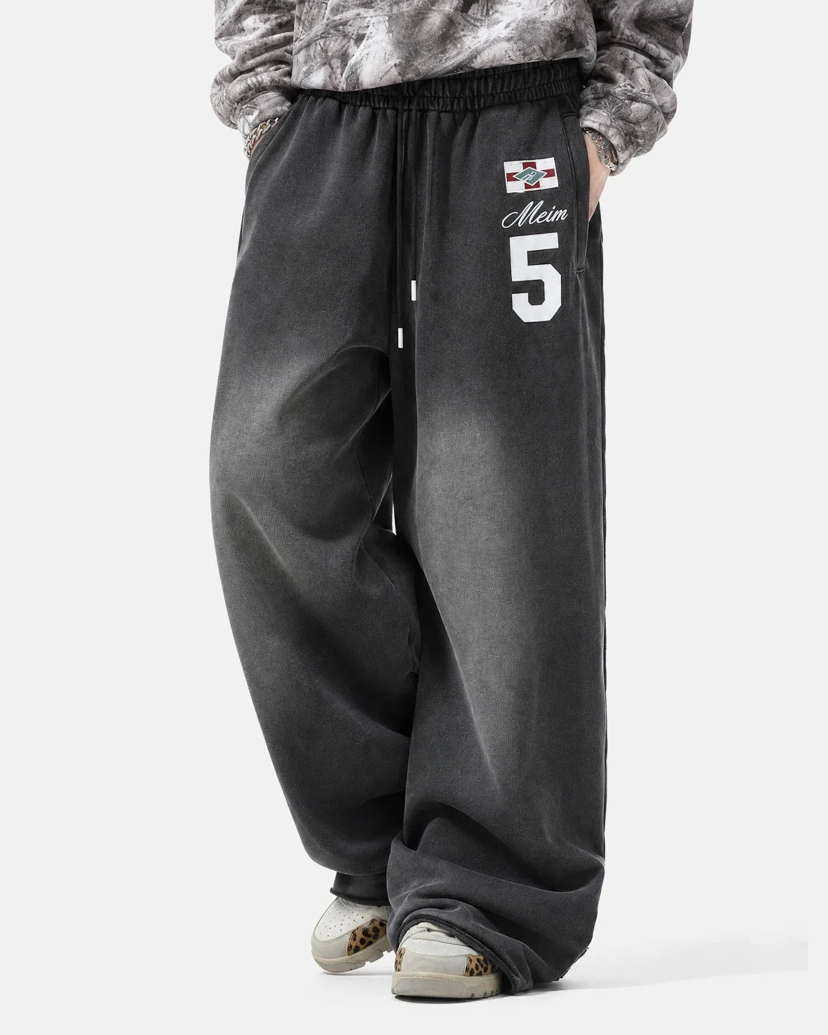 Pantalones deportivos de pierna ancha con estampado lavado