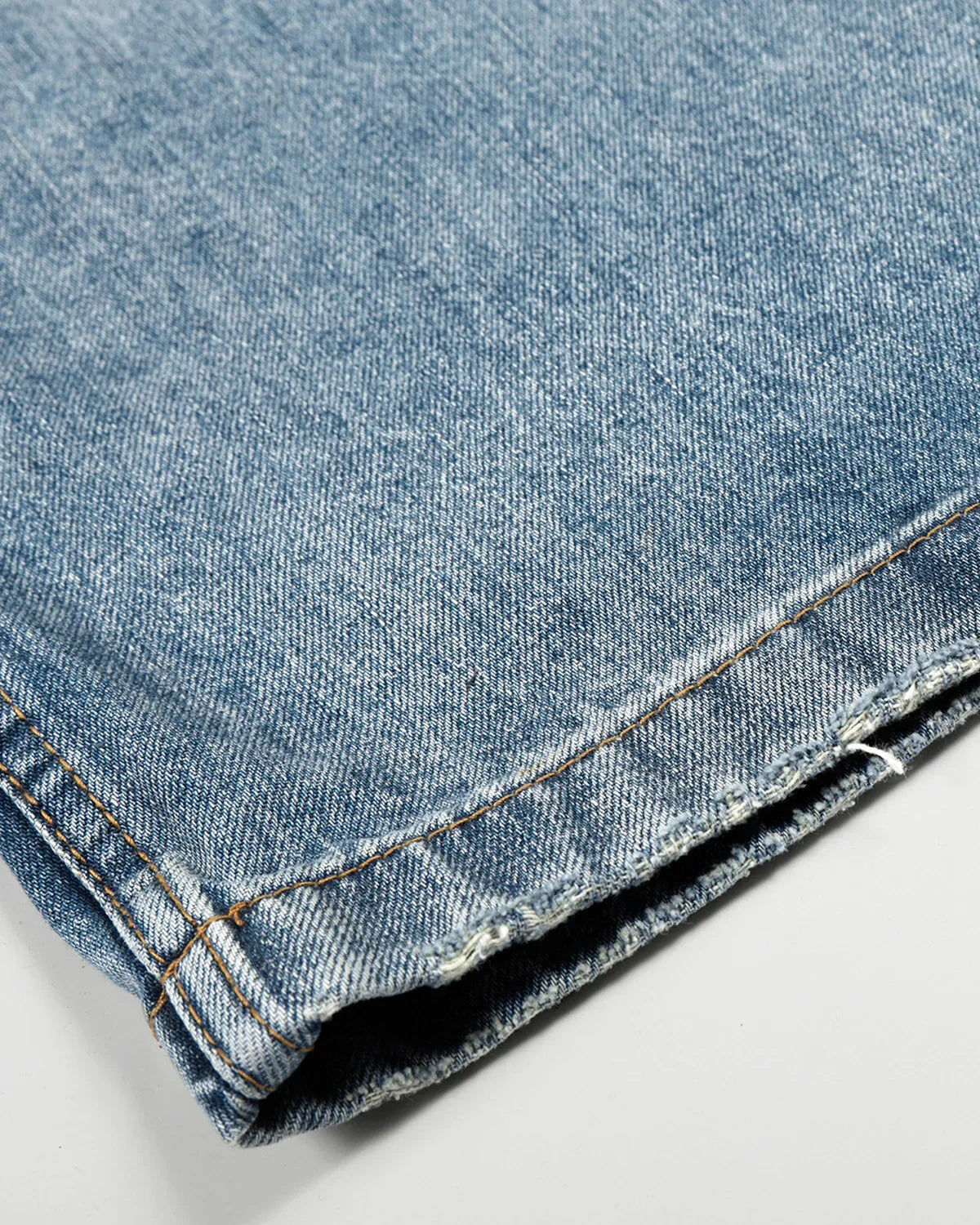 Jeans barrel con pinzas y efecto lavado ácido