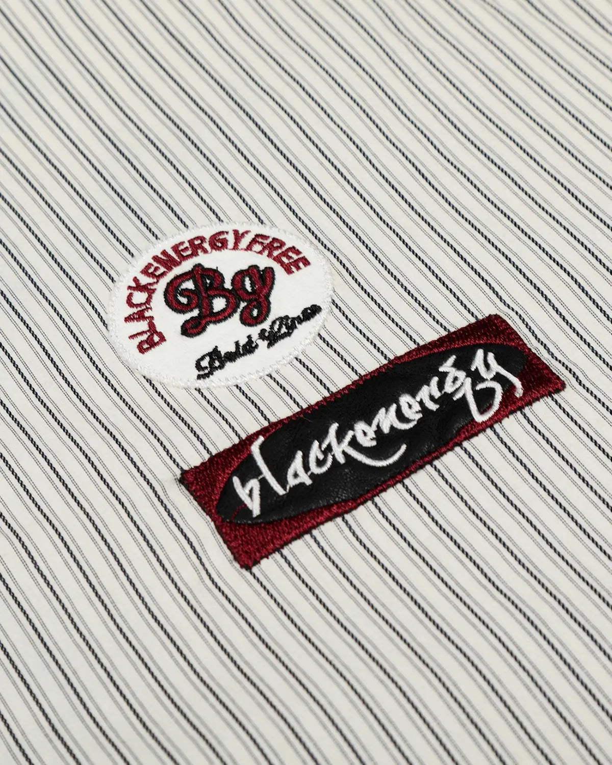 Chemise à manches courtes rayée avec patch graffiti