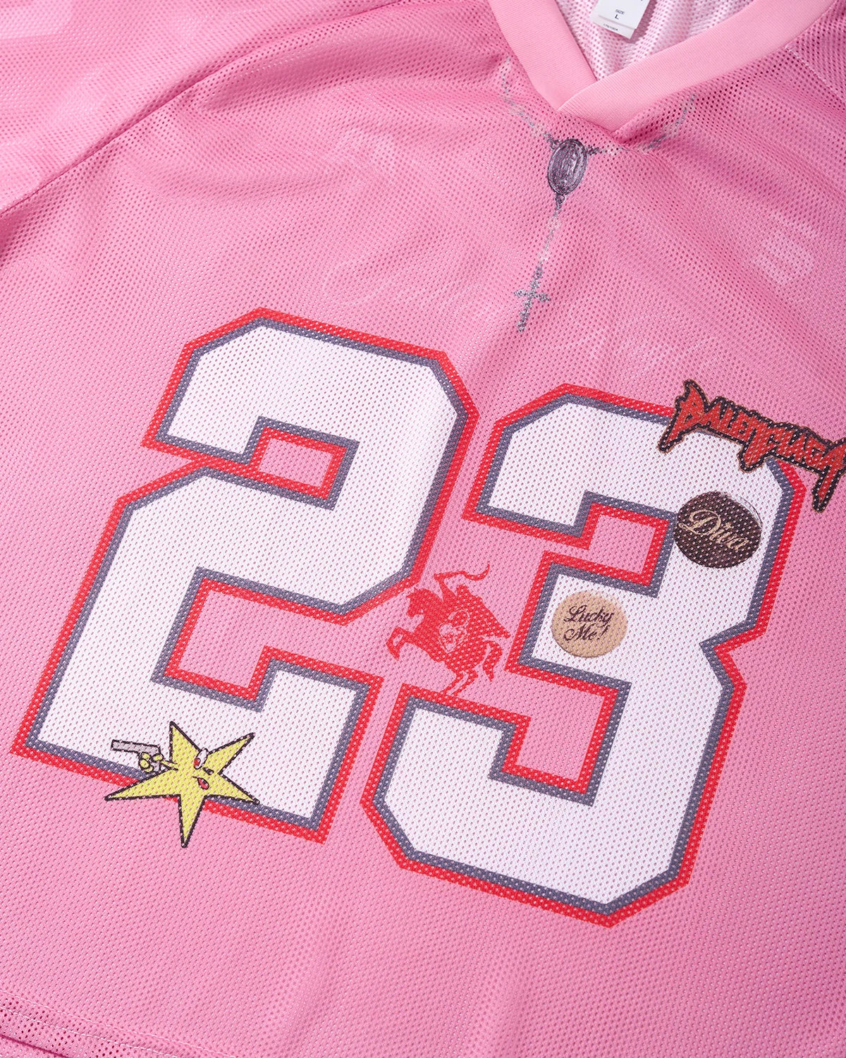 Camiseta de malla rosa con el número 23