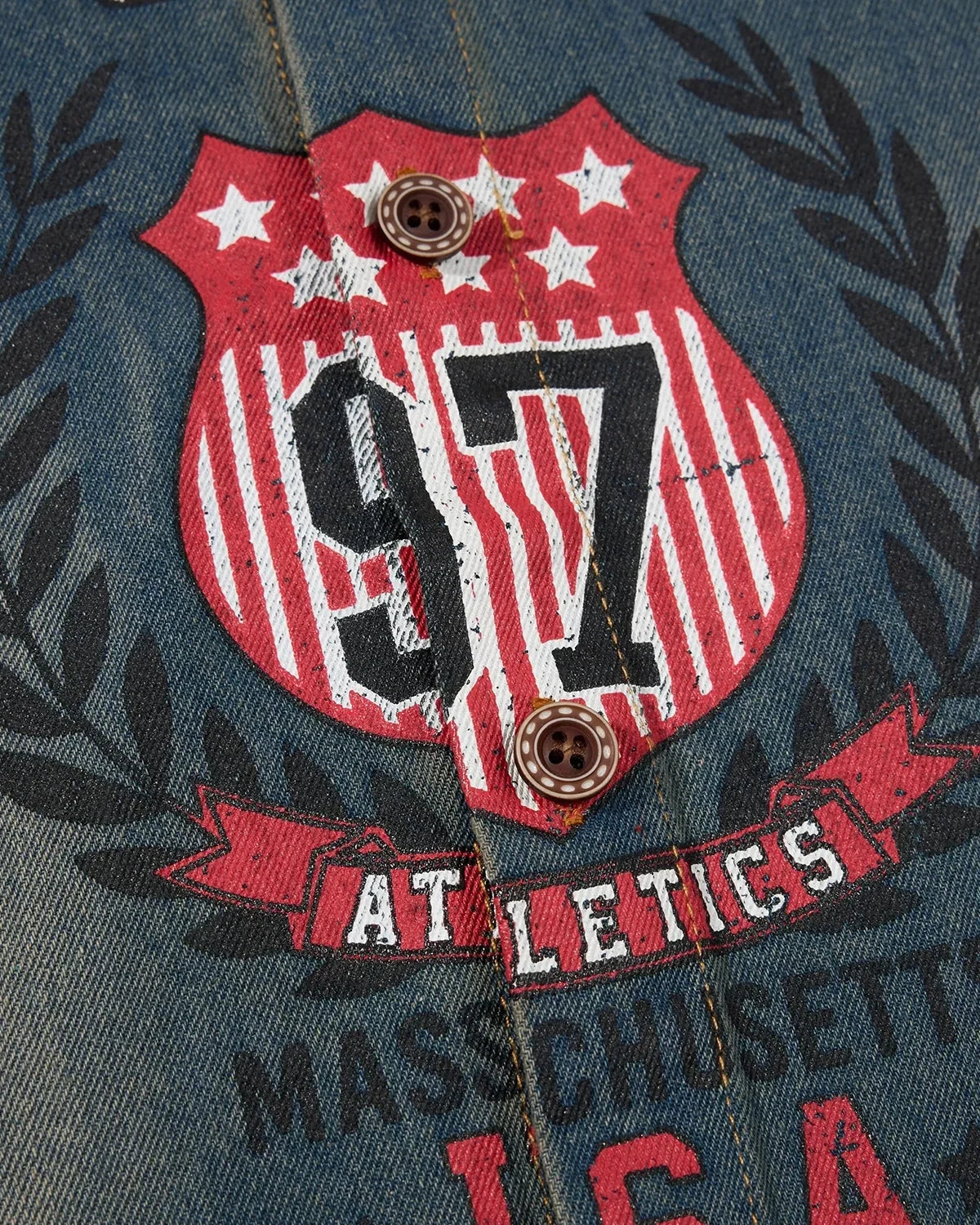 Camisa de denim lavado con gráfico retro