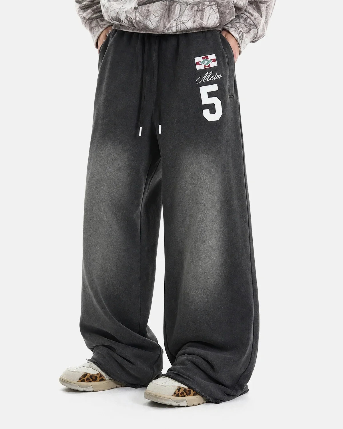 Pantalones deportivos de pierna ancha con estampado lavado