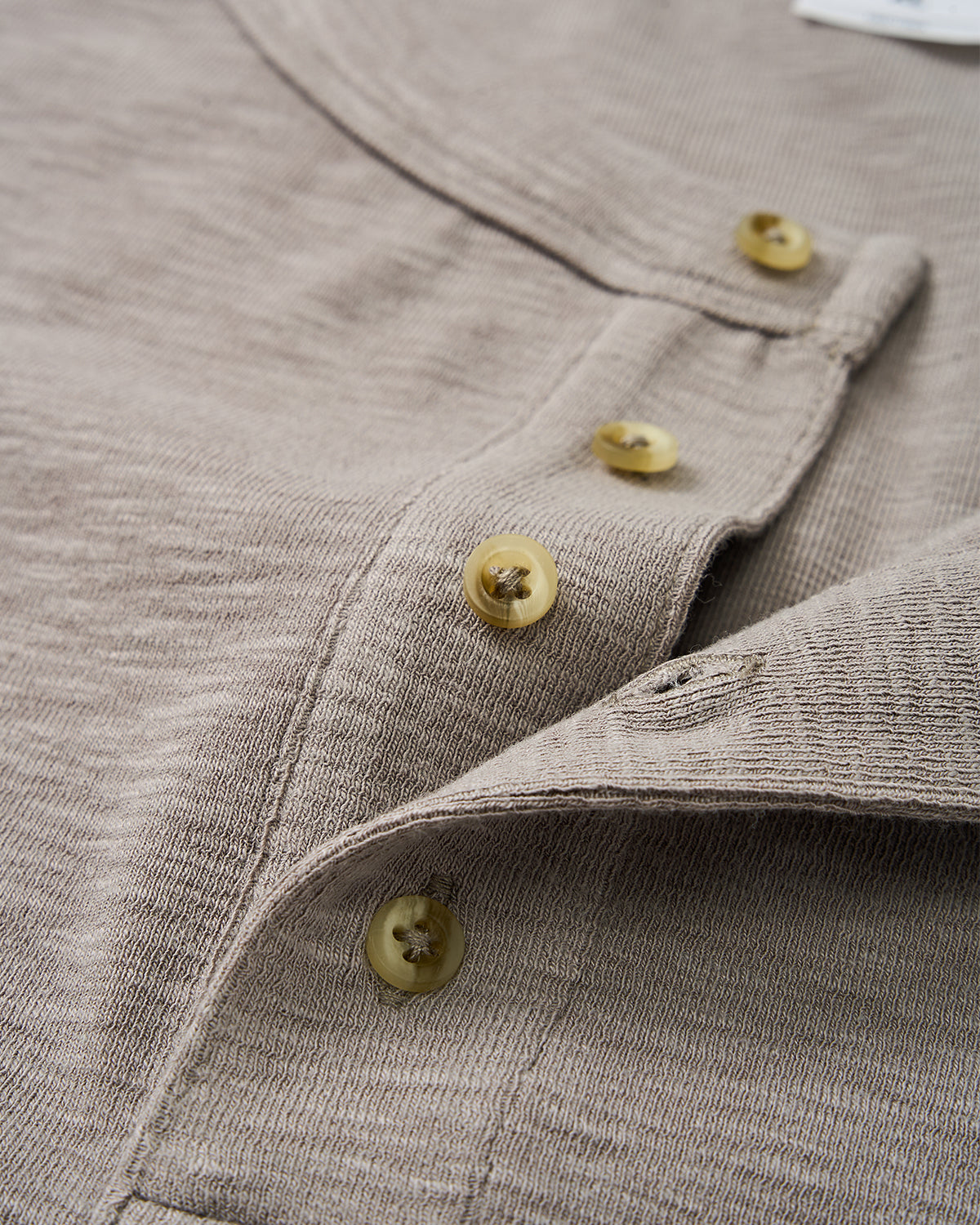 Camiseta casual Henley lisa