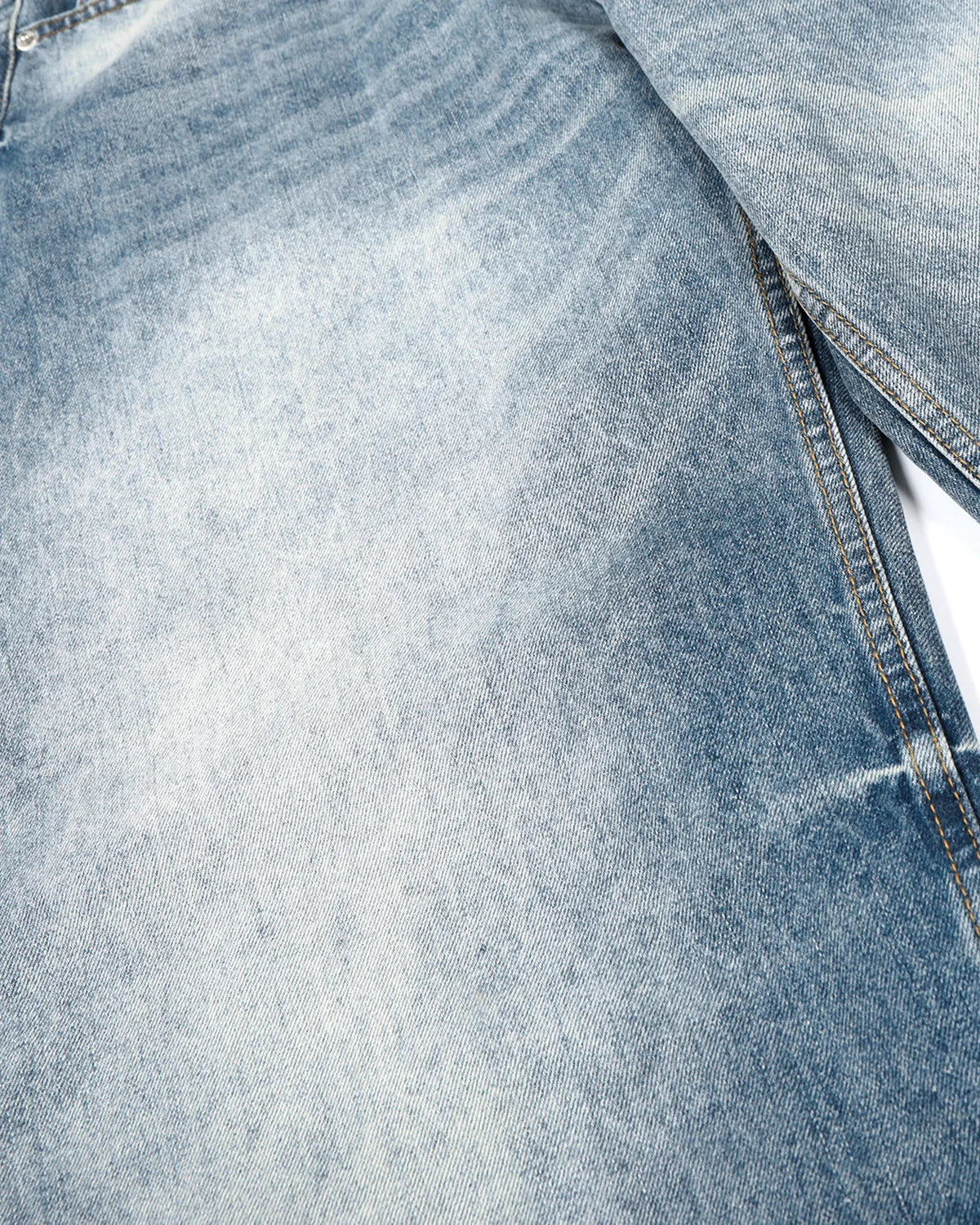 Jeans barrel con pinzas y efecto lavado ácido