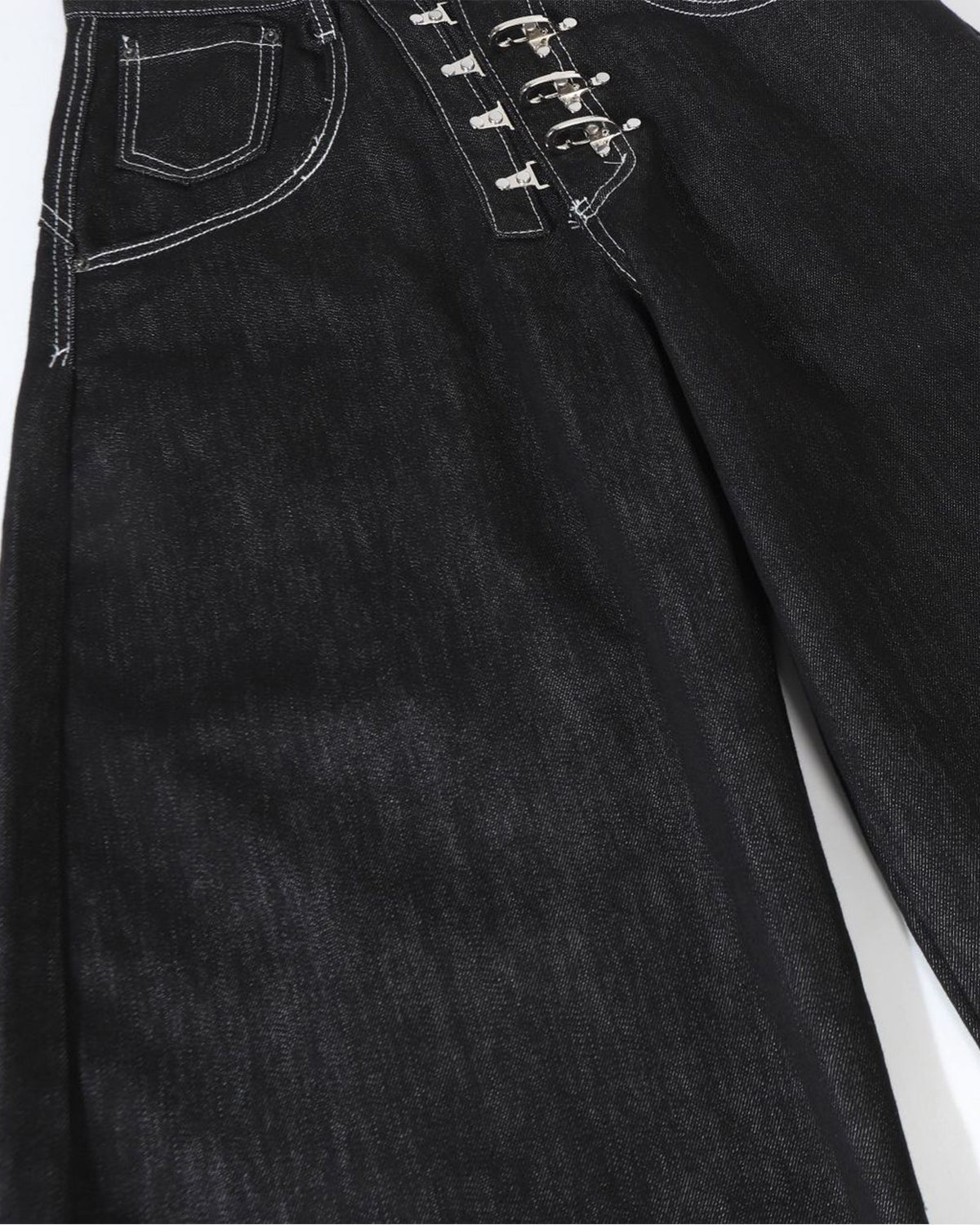 Jean baggy à fermoir en métal brut