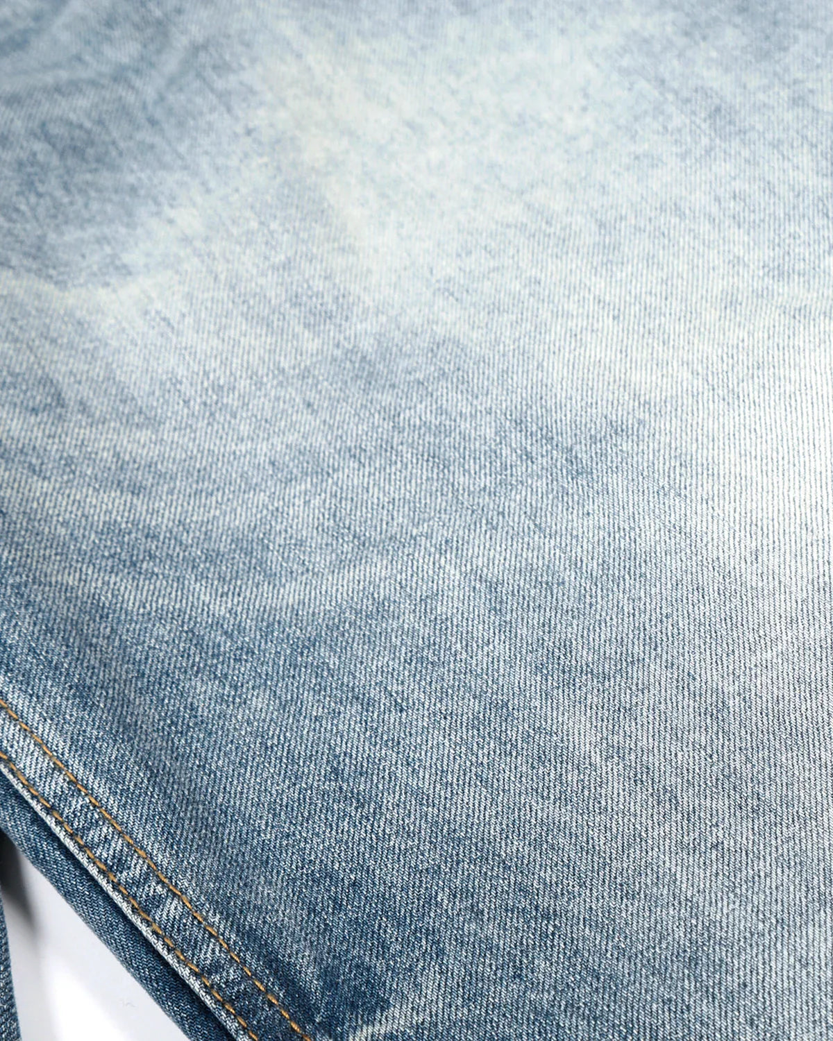 Jeans barrel con pinzas y efecto lavado ácido