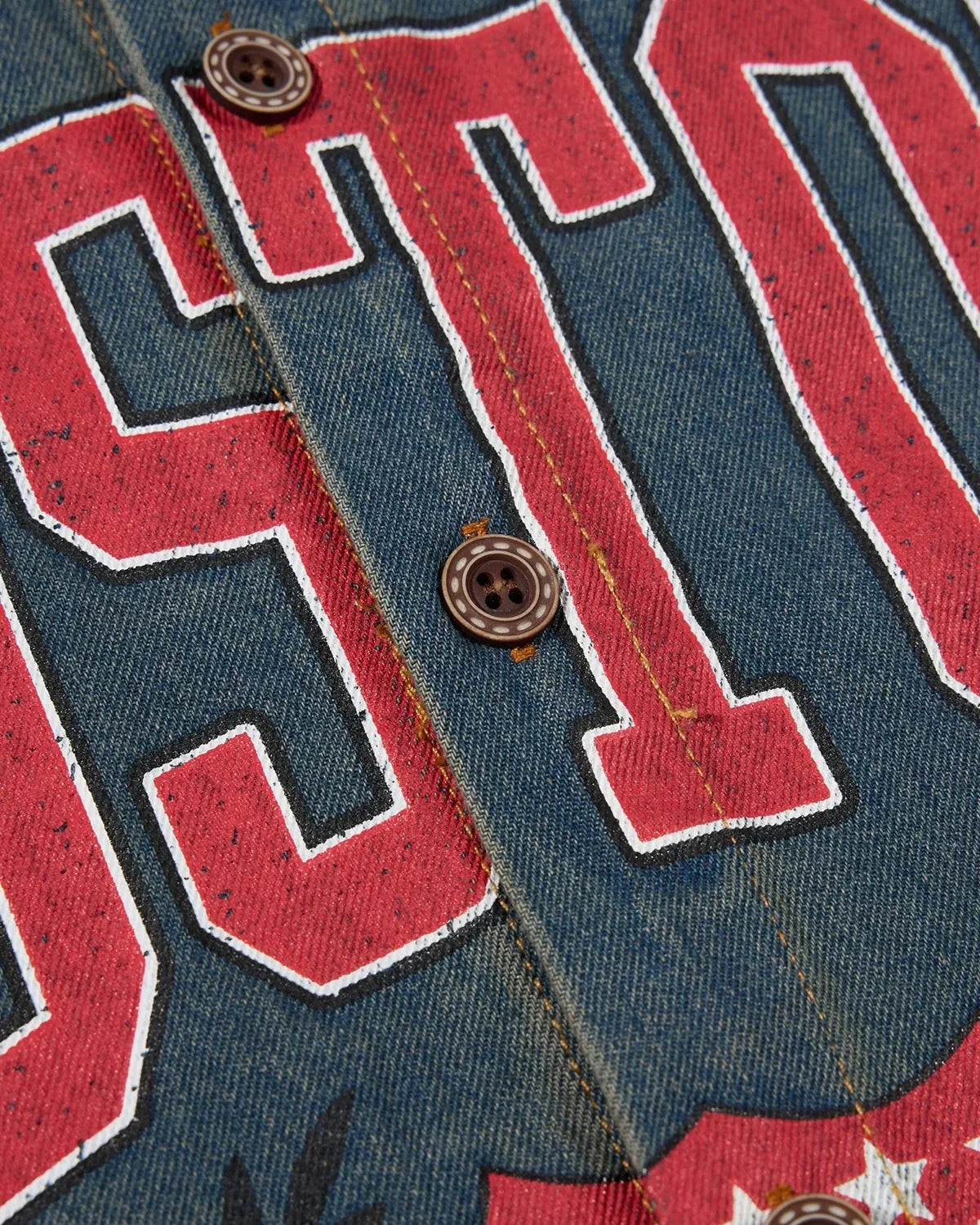 Camisa de denim lavado con gráfico retro
