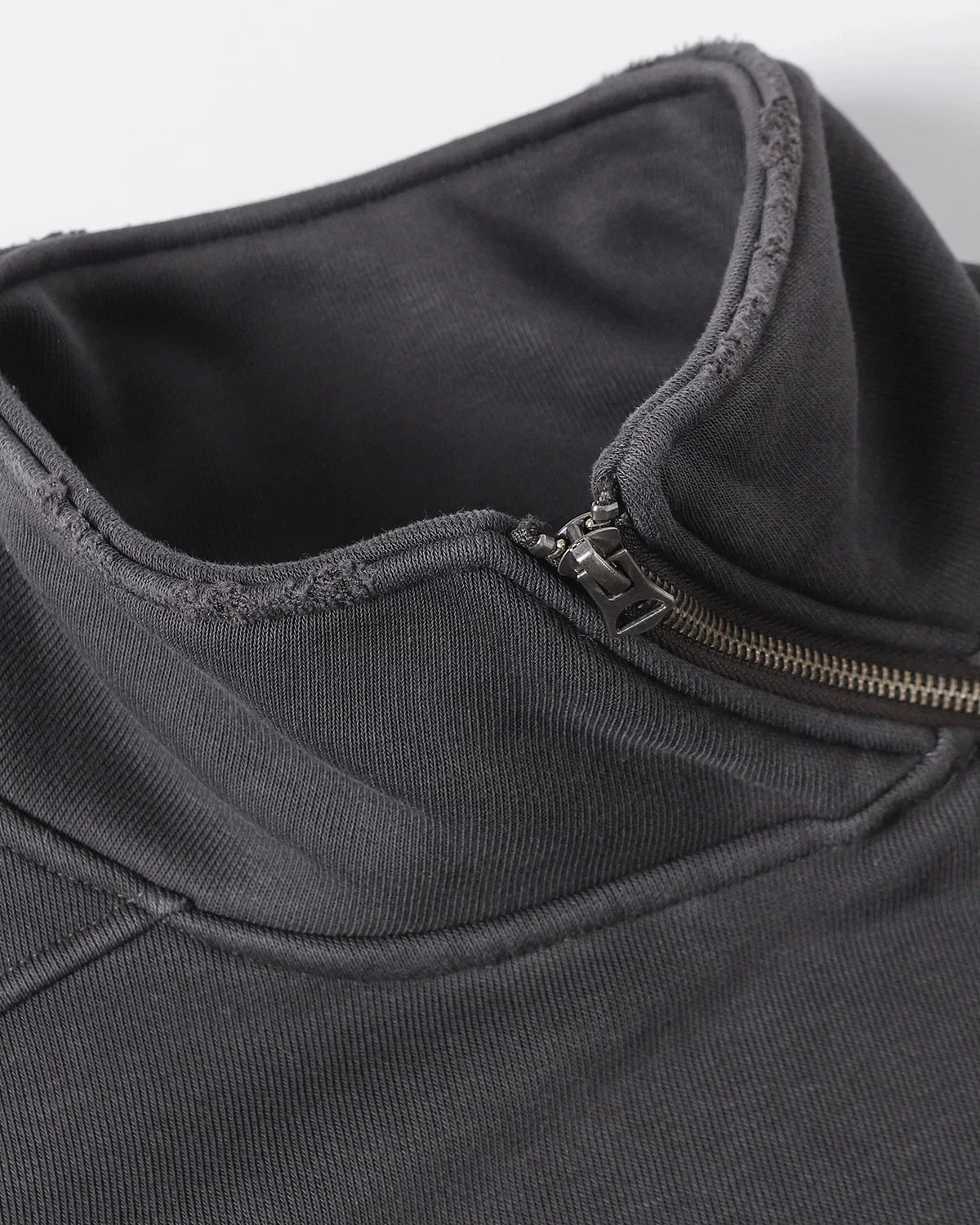 Sudadera lavada con cremallera asimétrica
