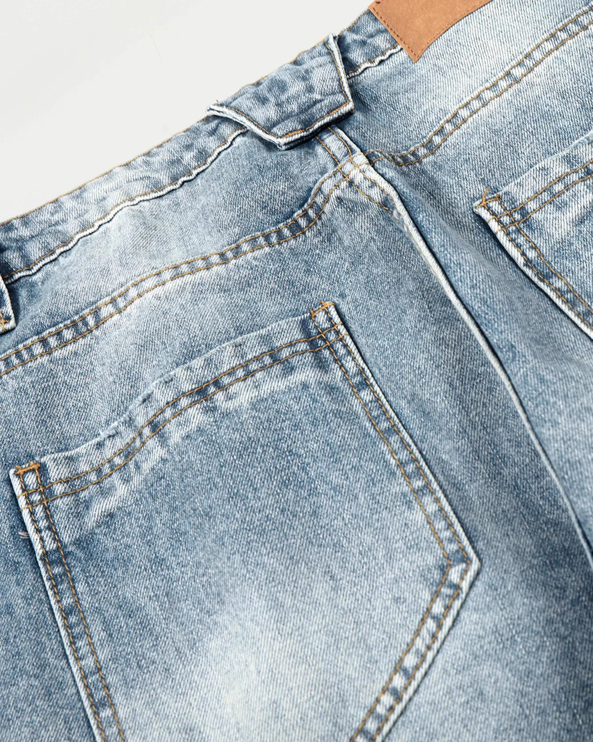 Jeans barrel con pinzas y efecto lavado ácido