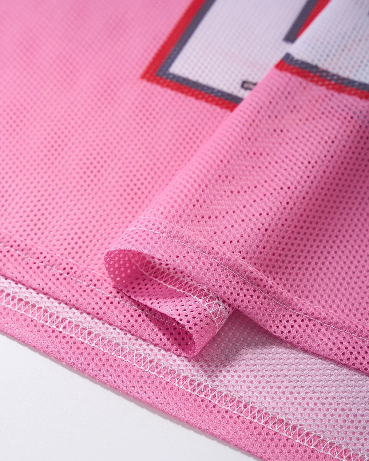 Camiseta de malla rosa con el número 23