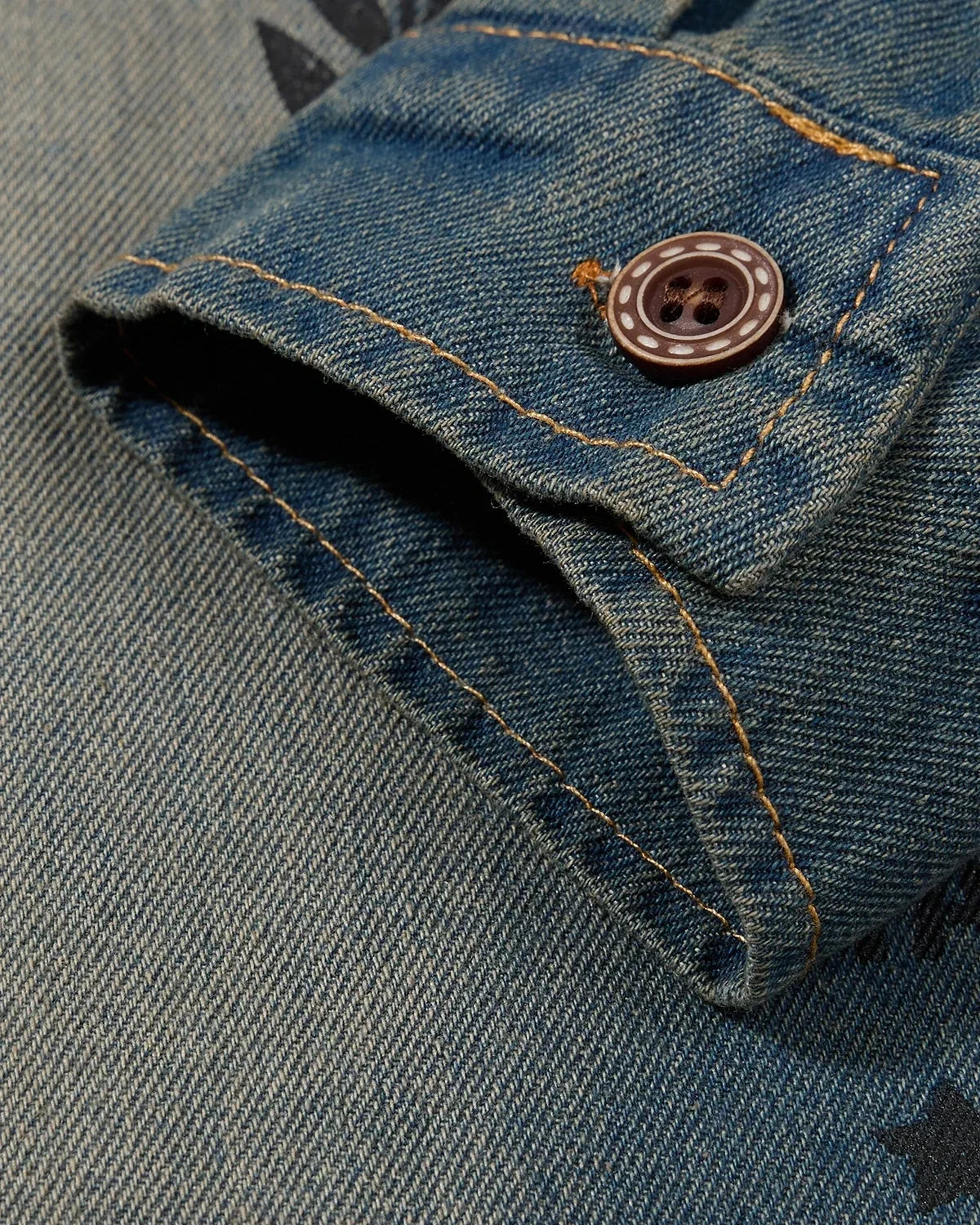 Camisa de denim lavado con gráfico retro