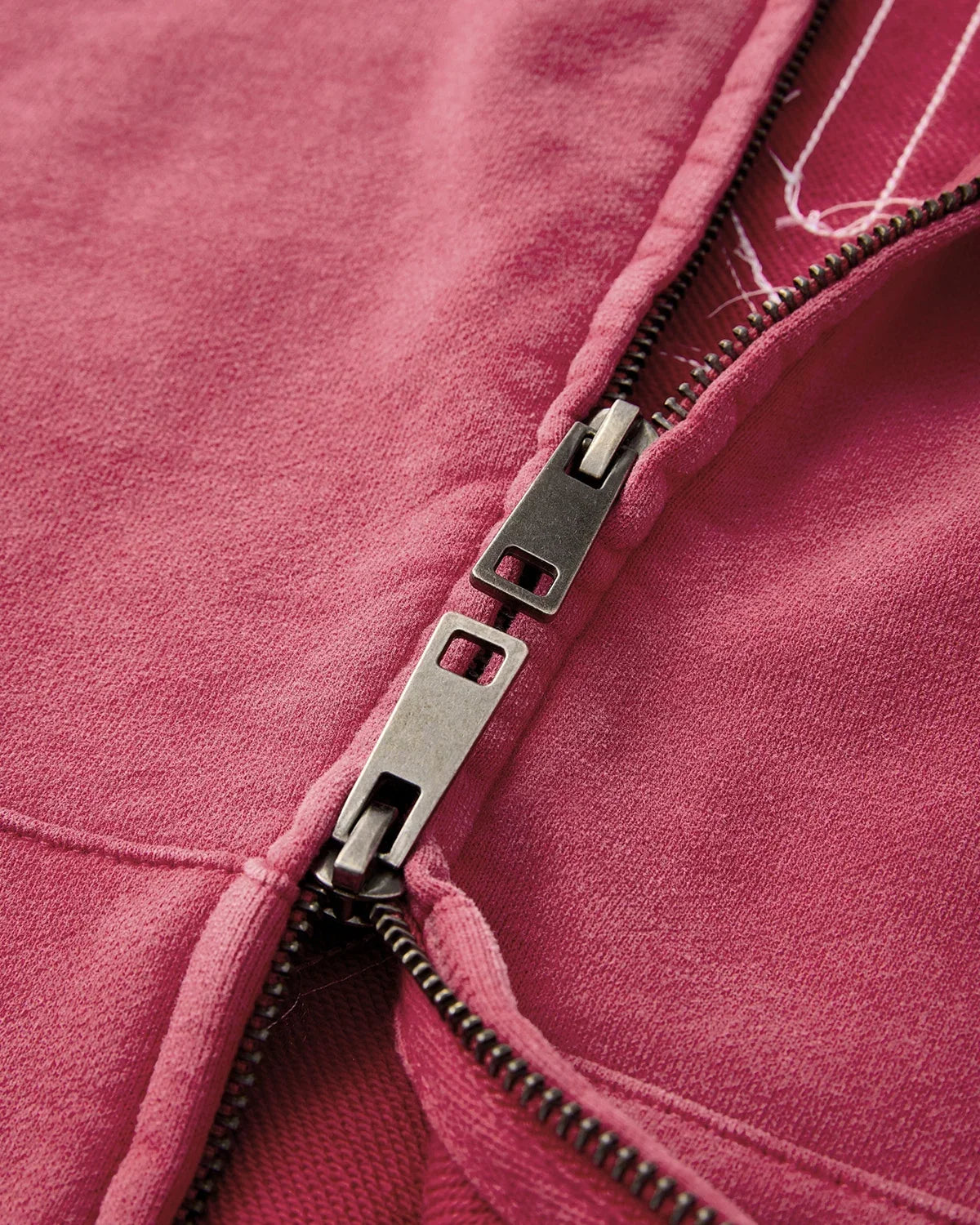 Sweat à capuche zippé effet délavé à lettre gothique