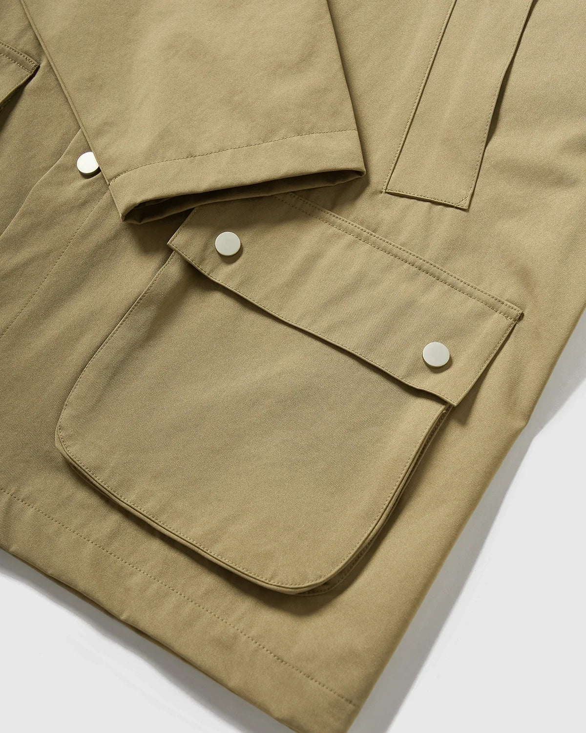 Veste boutonnée à poches utilitaires