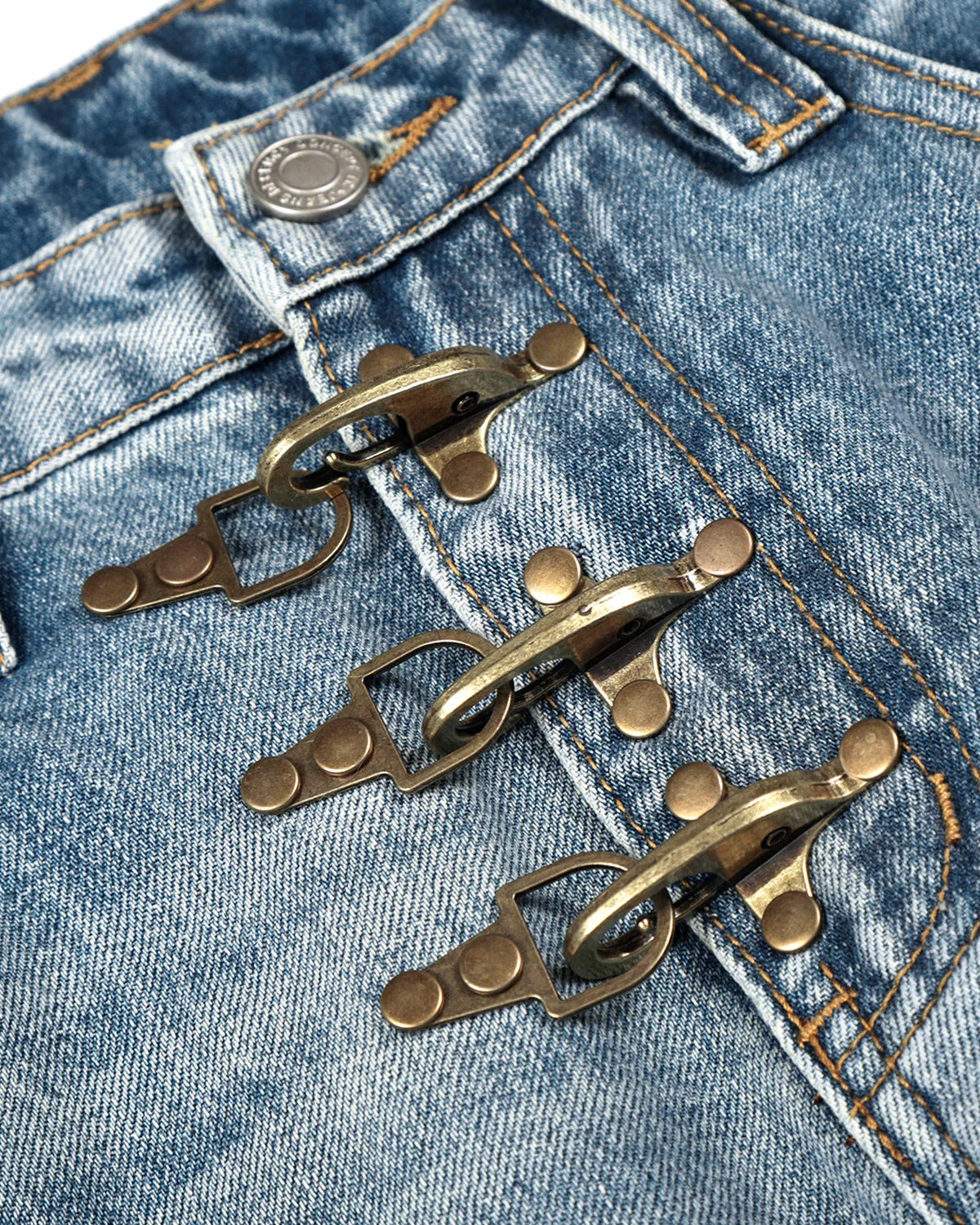 Jeans barrel con pinzas y efecto lavado ácido