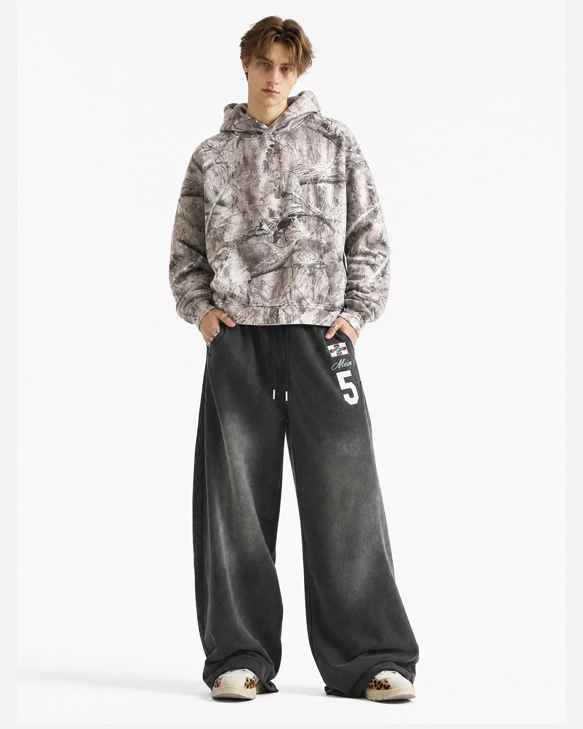 Pantalones deportivos de pierna ancha con estampado lavado