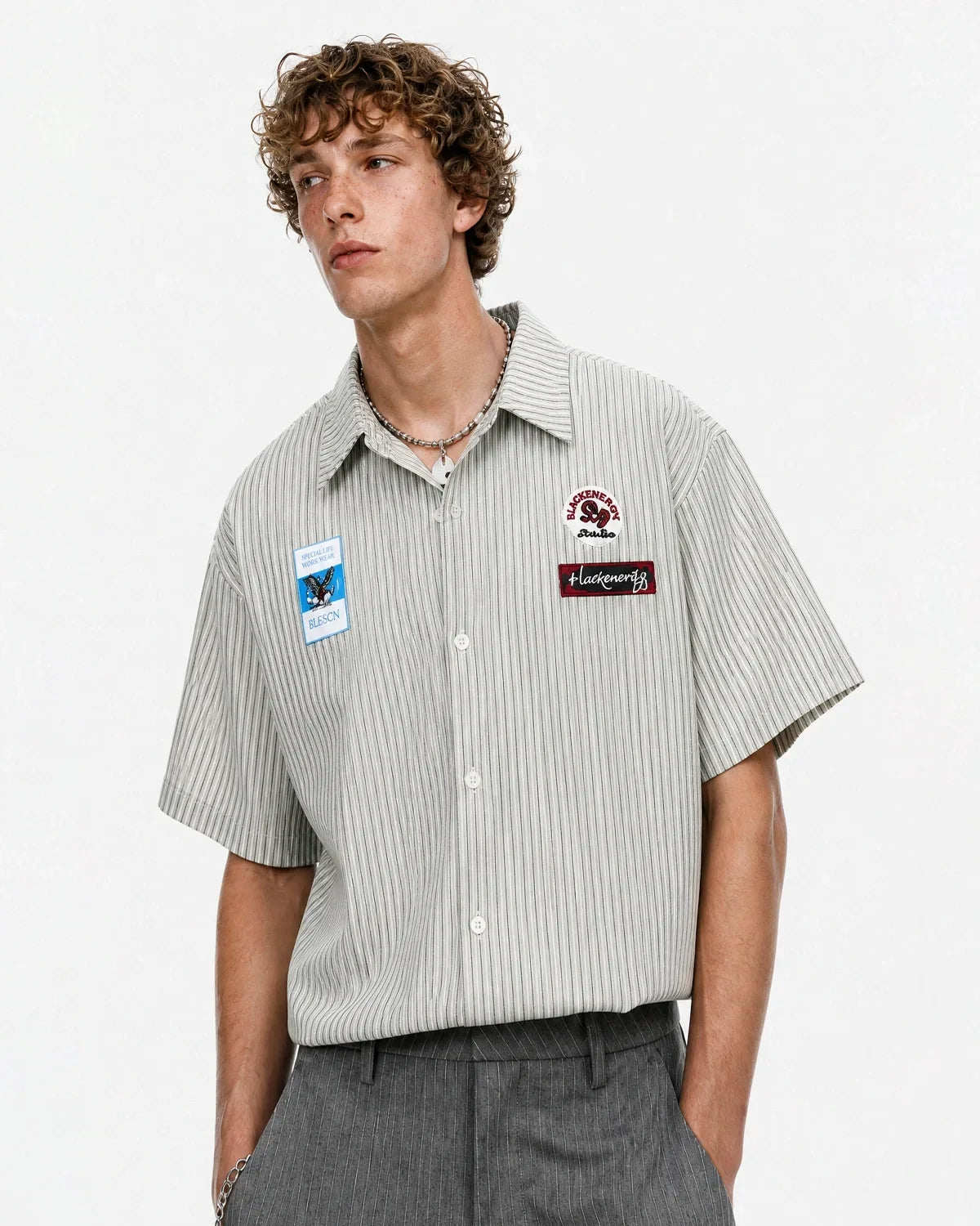 Chemise à manches courtes rayée avec patch graffiti