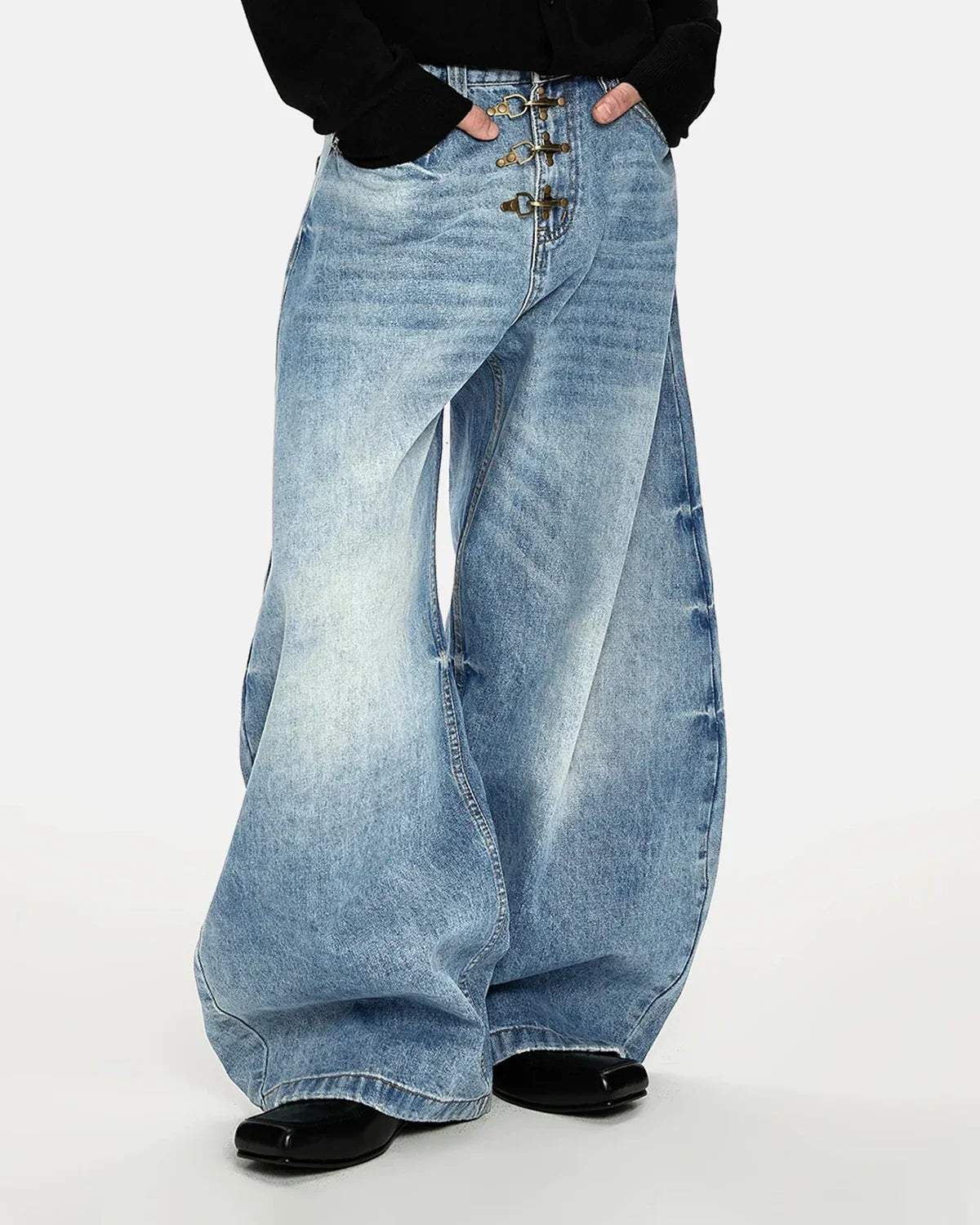 Jeans barrel con pinzas y efecto lavado ácido