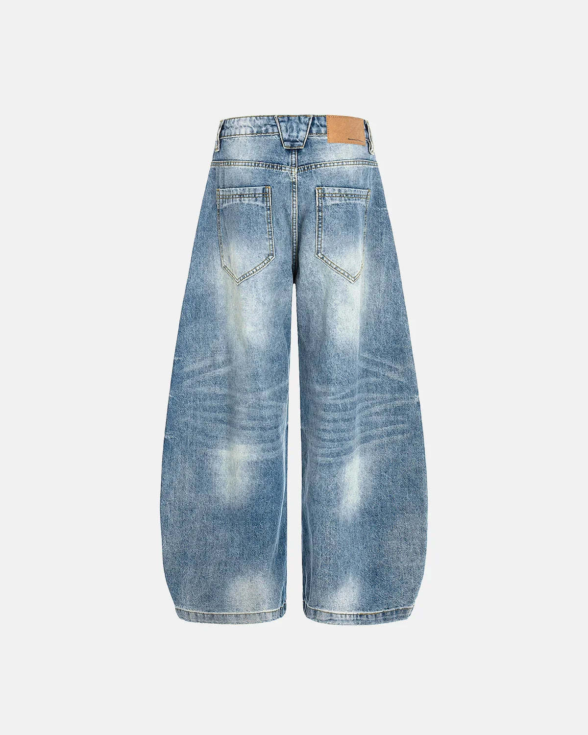 Jeans barrel con pinzas y efecto lavado ácido