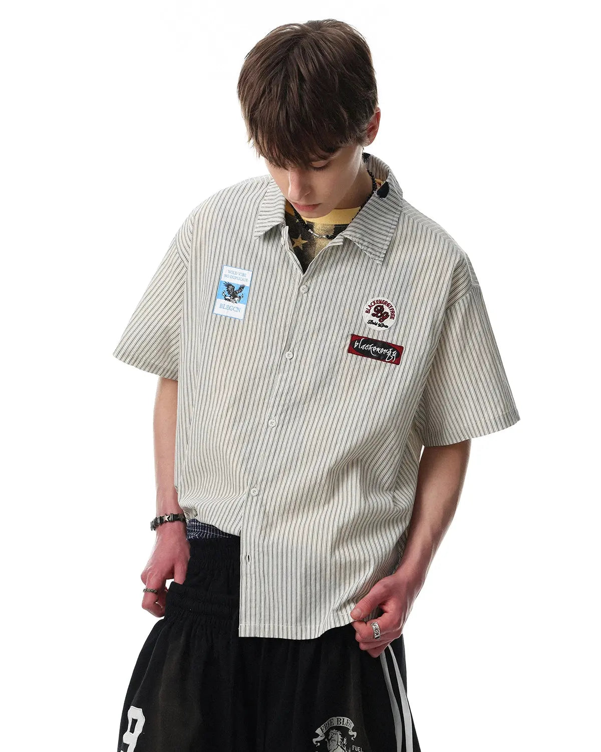 Chemise à manches courtes rayée avec patch graffiti