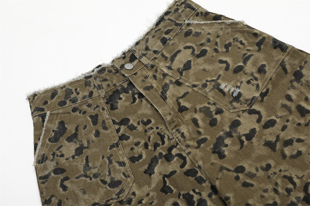 Pantaloncini cropped con stampa leopardata mimetica