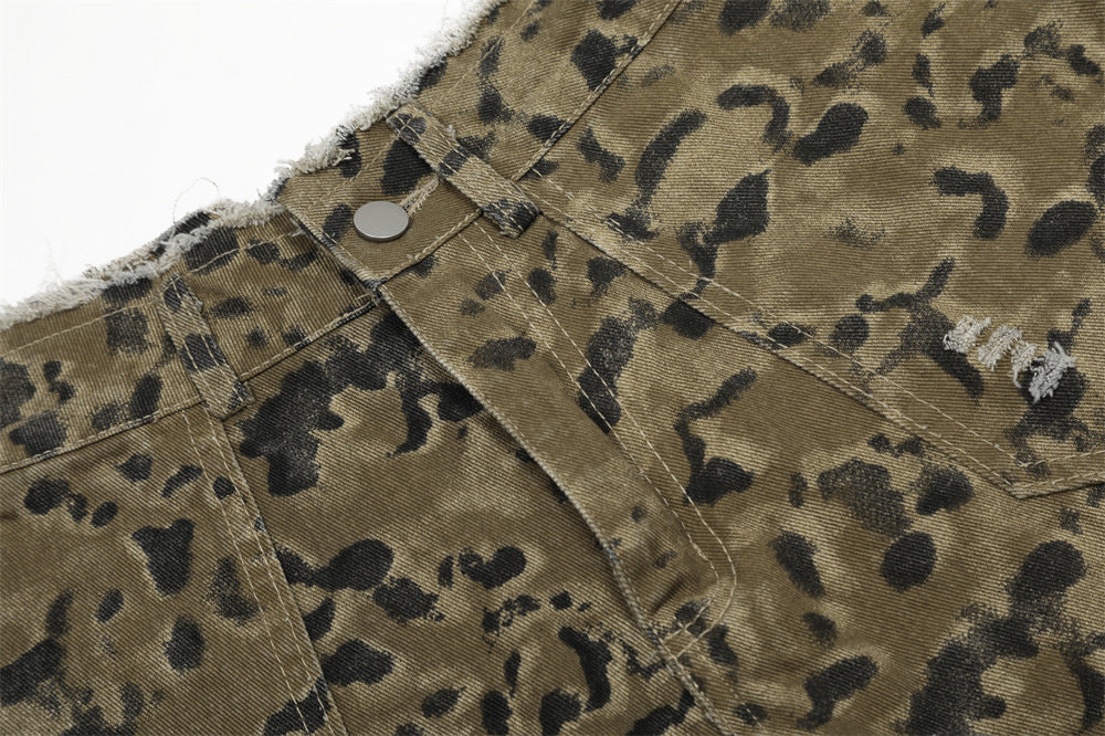 Pantaloncini cropped con stampa leopardata mimetica