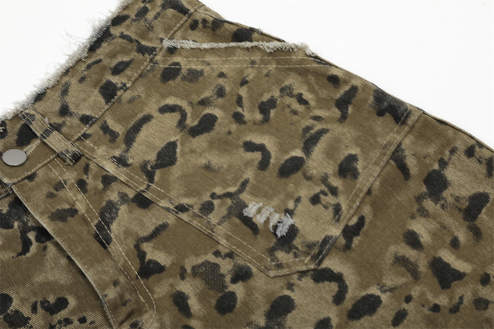 Pantaloncini cropped con stampa leopardata mimetica