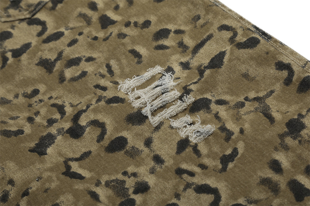 Pantaloncini cropped con stampa leopardata mimetica
