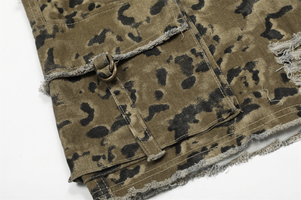 Pantaloncini cropped con stampa leopardata mimetica