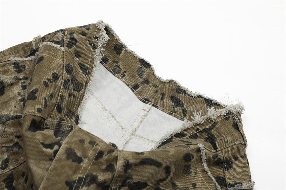 Pantaloncini cropped con stampa leopardata mimetica